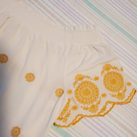 Skies are Blue Size Small White and Yellow/gold off the shoulder top - Picture 6 of 8